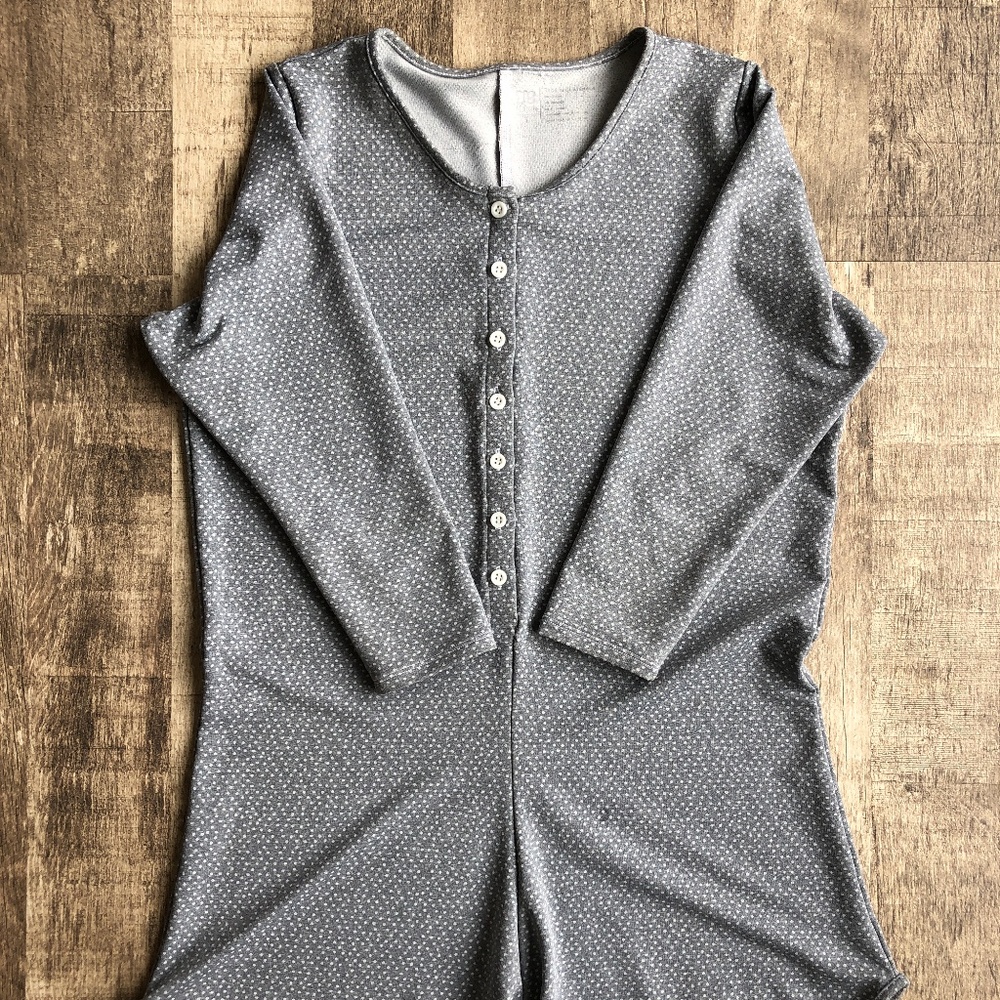 RARE ALBION FIT ROMPER PAJAMAS (SMALL)